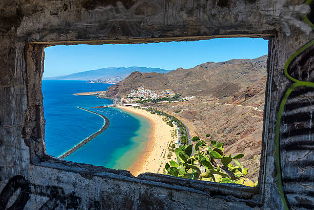 playa de las teresitas praia, tenerife, ilhas canárias, espanha - clear sky spain tenerife canary islands imagens e fotografias de stock