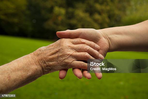 Puedo Ayudarlo Foto de stock y más banco de imágenes de Abuela - Abuela, Acuerdo, Adulto