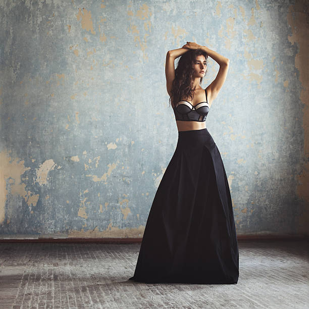 schöne frau im eleganten kleid - dress full length women sensuality stock-fotos und bilder