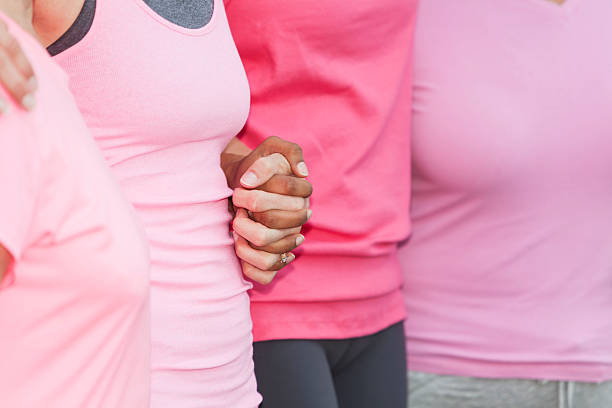 여자대표 부축하기 각 - breast cancer walk 뉴스 사진 이미지