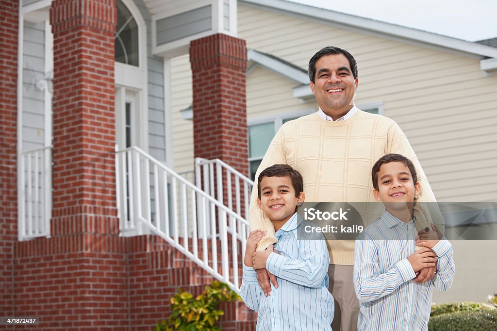 Latina padre e due ragazzi al di fuori di casa a schiera - Foto stock royalty-free di Casa a schiera