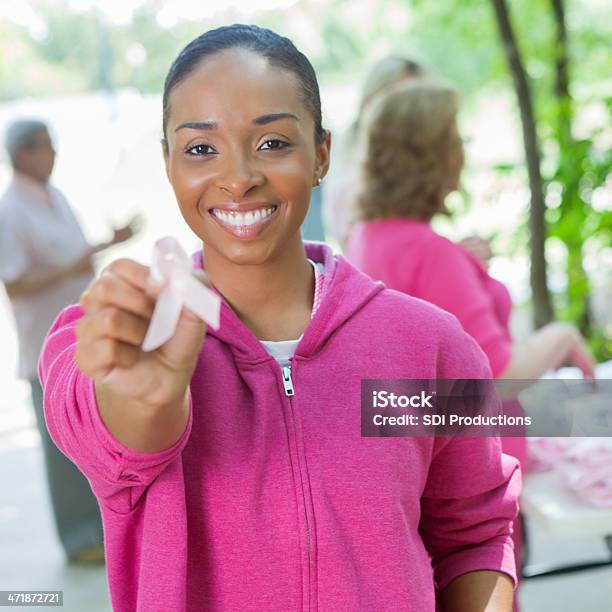 Foto de Mulher Segurando A Laço Rosa De Conscientização Do Câncer De Mama De Caridade Corrida e mais fotos de stock de Câncer de Mama