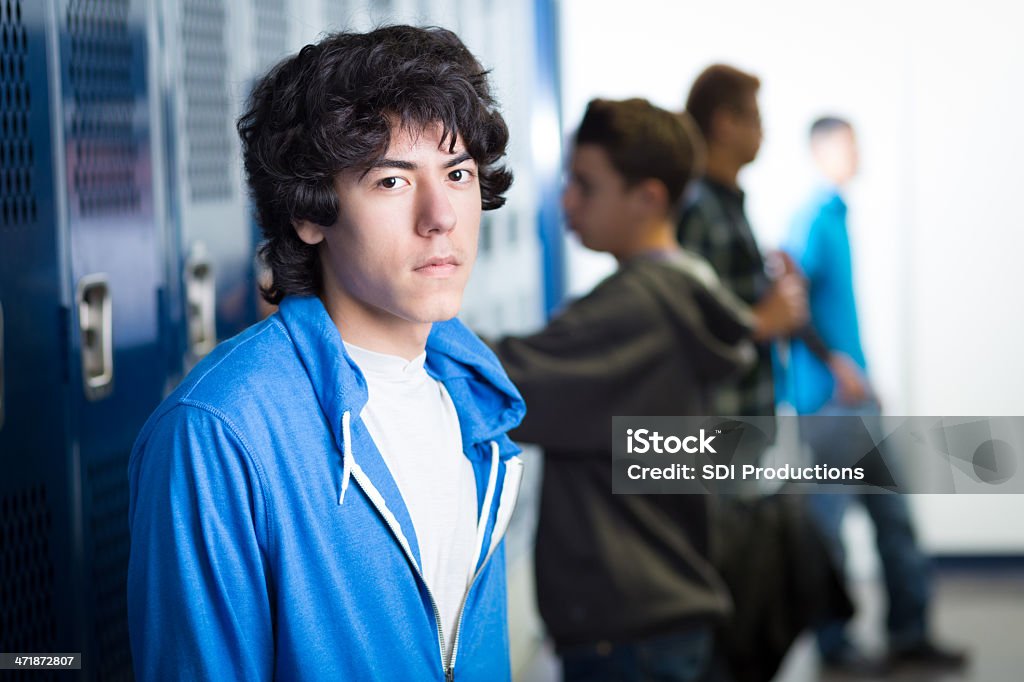 Ученик средней школы в раздевалка после спортивных занятий физкультурой - Стоковые фото Серьёзный роялти-фри