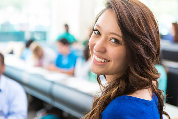 bonitos college freshman classe assistente em sala de aula de universidade - university student freshman group of people imagens e fotografias de stock