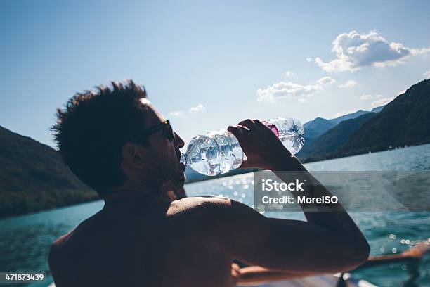 Homem Beber Em Um Barco - Fotografias de stock e mais imagens de 20-29 Anos - 20-29 Anos, 25-29 Anos, 30-39 Anos