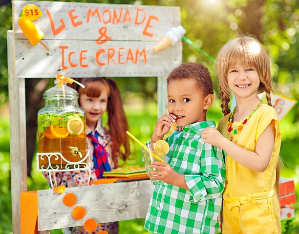 bancarella della limonata e bambini - lemonade stand lemonade waiting in line child foto e immagini stock