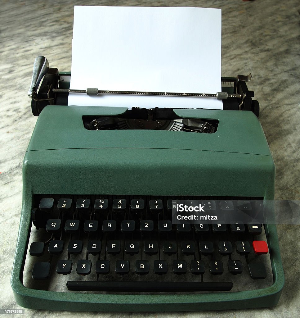Machine à écrire Vintage avec espace de copie papier blanc - Photo de Bureau - Lieu de travail libre de droits