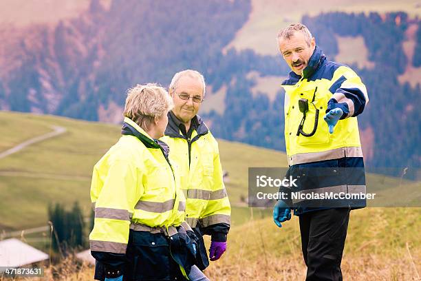 Schweizer Medic Rescueteam Besprechen Ansatz Stockfoto und mehr Bilder von Alpen - Alpen, Anhöhe, Arbeiten