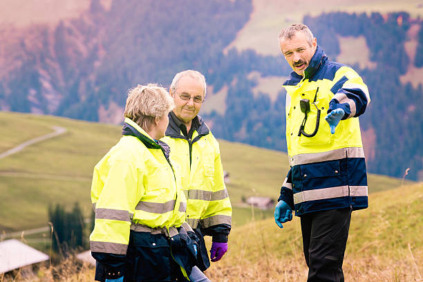 swiss médecin parler de l'approche équipe de sauvetage - rescue mountain horizontal three people photos et images de collection