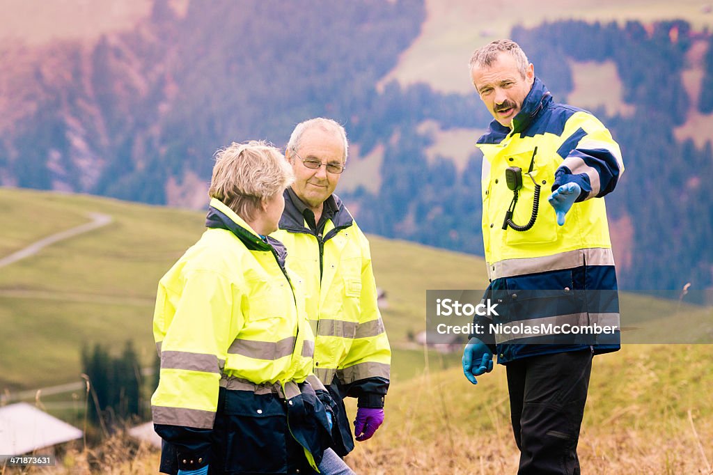 Szwajcarska medic zespół ratowniczy omawiania podejście - Zbiór zdjęć royalty-free (40-49 lat)