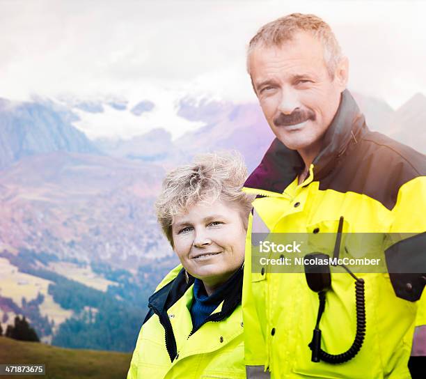 Swiss Paramedico Alpine Team - Fotografie stock e altre immagini di Salvataggio - Salvataggio, Svizzera, Adulto