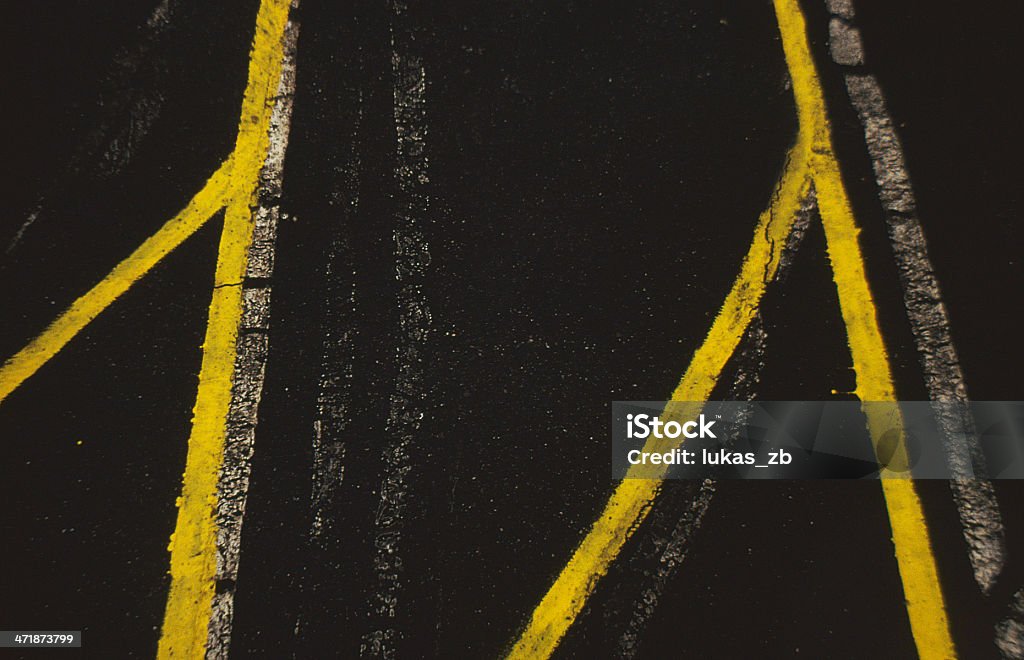 Des lignes jaunes sur la rue - Photo de Bande médiane libre de droits