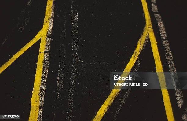 황색선 굴절률은 Street 0명에 대한 스톡 사진 및 기타 이미지 - 0명, 2중 황색 실선, 거리