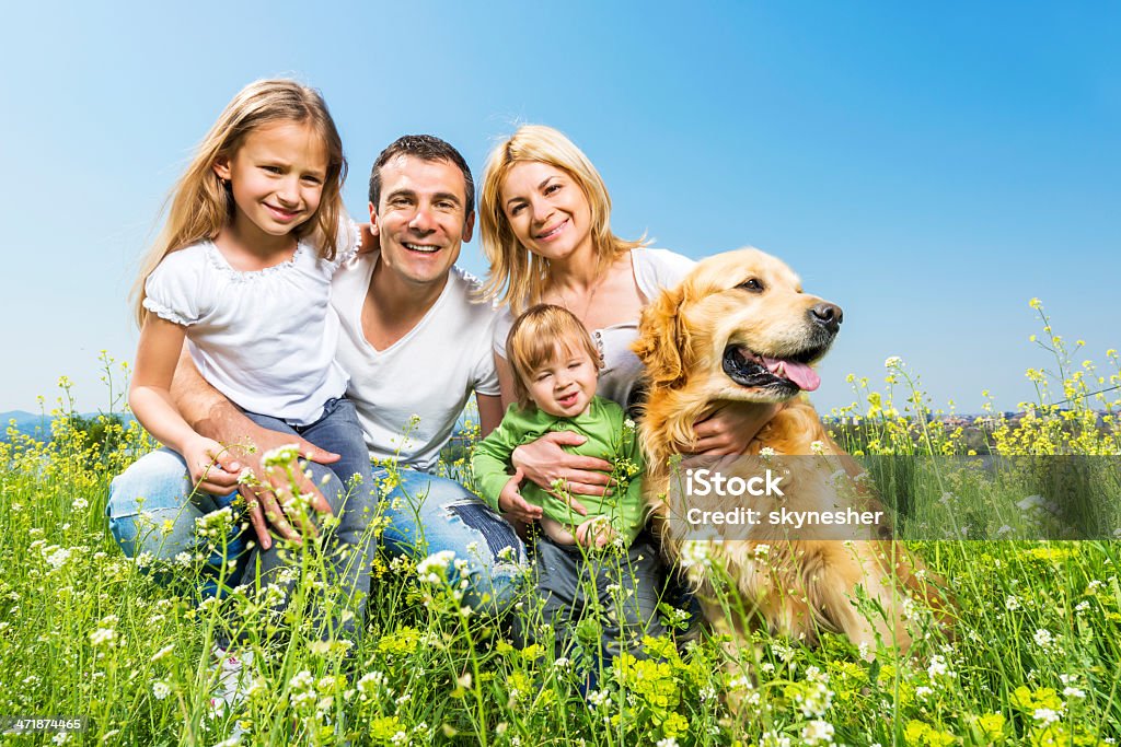 Família feliz com um retriever dourado. - Foto de stock de 12-23 meses royalty-free