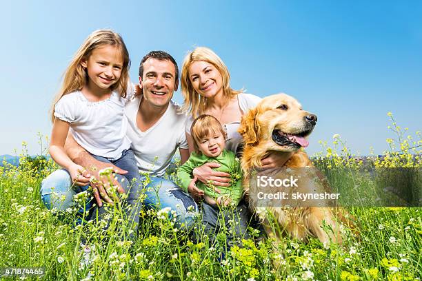 Foto de Família Feliz Com Um Retriever Dourado e mais fotos de stock de 12-23 meses - 12-23 meses, 30 Anos, Adulto