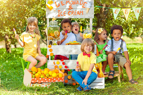 limonata e gelato supporto - lemonade stand lemonade waiting in line child foto e immagini stock