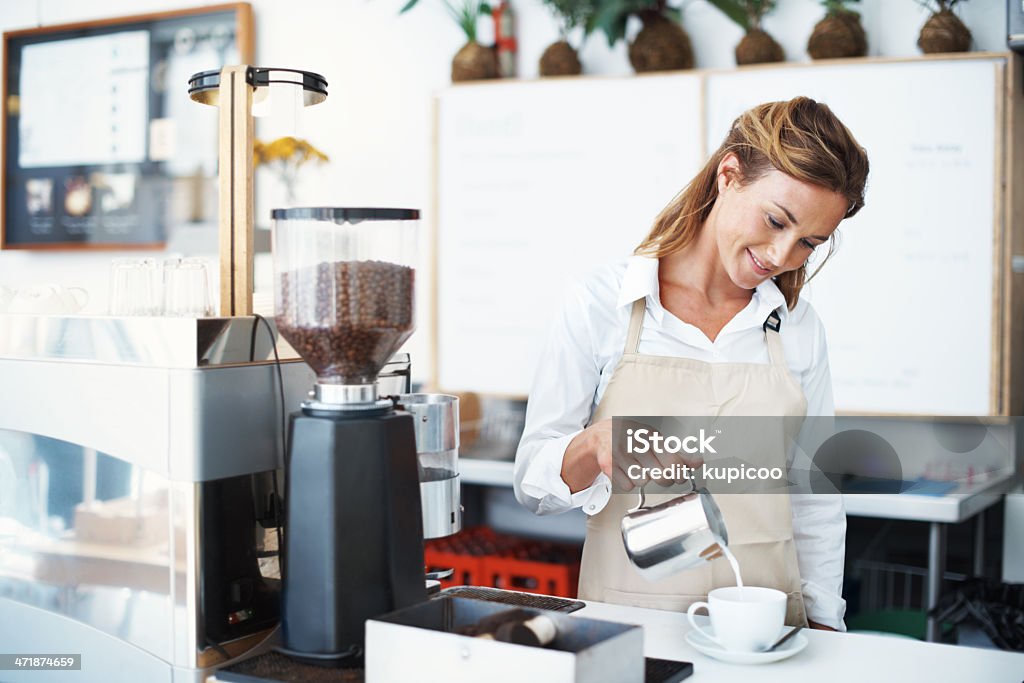 Rende la perfetta cappuccino per te - Foto stock royalty-free di Donne