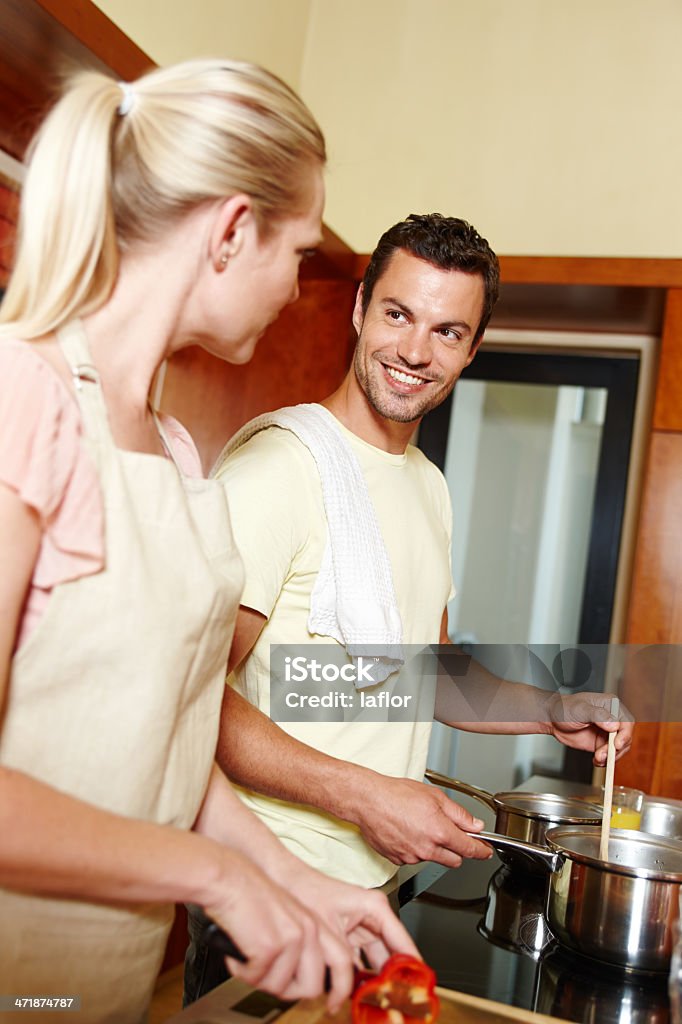 Cucinare insieme crea un vincolo speciale - Foto stock royalty-free di Adulto