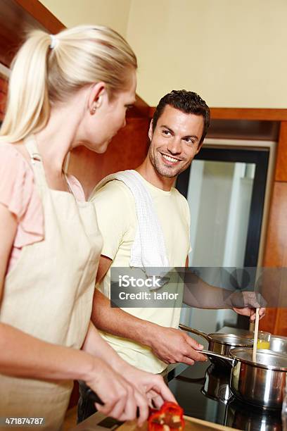 Cozinhar Juntos Cria Um Bónus De Especiais - Fotografias de stock e mais imagens de 20-29 Anos - 20-29 Anos, Adulto, Alimentação Saudável