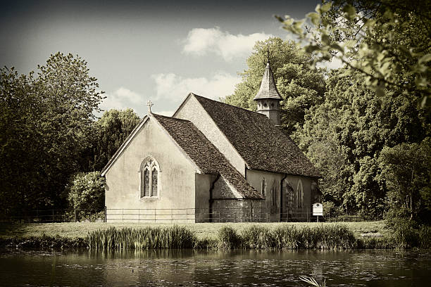 istock English Country Church 471875347
