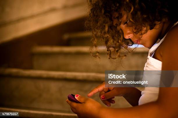 Foto de Criança Usando Tablet Digital e mais fotos de stock de Aluna - Aluna, Anelzinho, Aprender