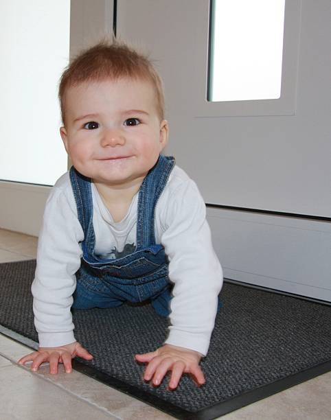 bebé menino - baby tile crawling tiled floor imagens e fotografias de stock