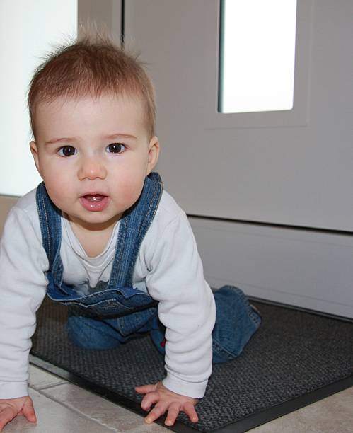 bebé menino - baby tile crawling tiled floor imagens e fotografias de stock