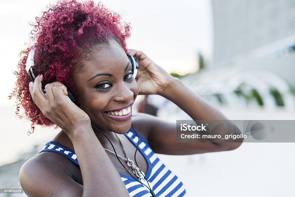 Giovane donna ascoltando musica da smartphone - Foto stock royalty-free di 20-24 anni