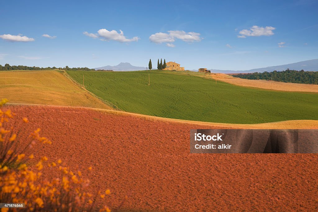 Фермерский дом в пригородах из Пьенца, Тоскана - Стоковые фото Архитектура роялти-фри
