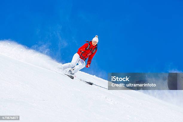 Foto de Mulheres De Idade Mediana Neve Esquiador Esqui Na Ensolarada Resorts De Esqui e mais fotos de stock de Adulto