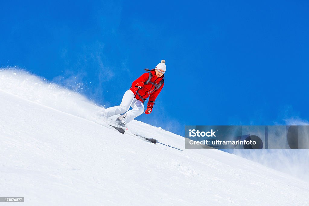 Женщины среднего возраста снег лыжах на лыжах на солнечный лыжные курорты - Стоковые фото Белый роялти-фри