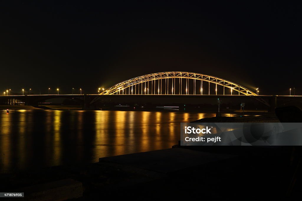 Nijmegen Автодорожный мост ночью - Стоковые фото Неймеген роялти-фри