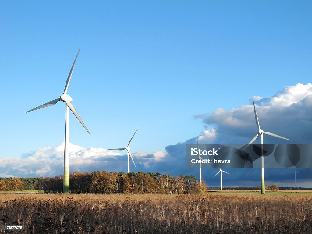 Wind Turbine und Wolken über Blauer Himmel - Lizenzfrei Land Brandenburg Stock-Foto