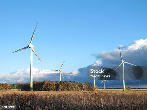 Wind Turbine Und Wolken Über Blauer Himmel Stockfoto und mehr Bilder von Land Brandenburg - Land Brandenburg, Windrad-Spielzeug, Breit