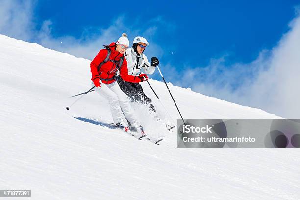 Esquidesporto De Inverno - Fotografias de stock e mais imagens de Casal Idoso - Casal Idoso, Esqui - Esqui e snowboard, Esqui - Equipamento Desportivo
