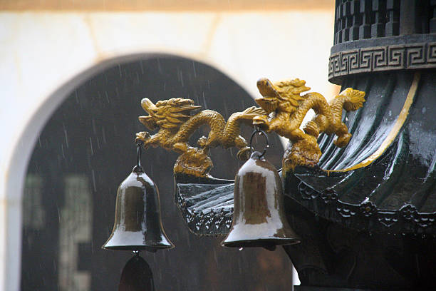 dragões ornamentais e sinos em um templo chinês - iron asian culture buddhism buddha - fotografias e filmes do acervo