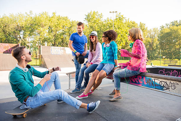 jovens a divertir-se no parque de skate de - skateboard park ramp skateboard graffiti imagens e fotografias de stock