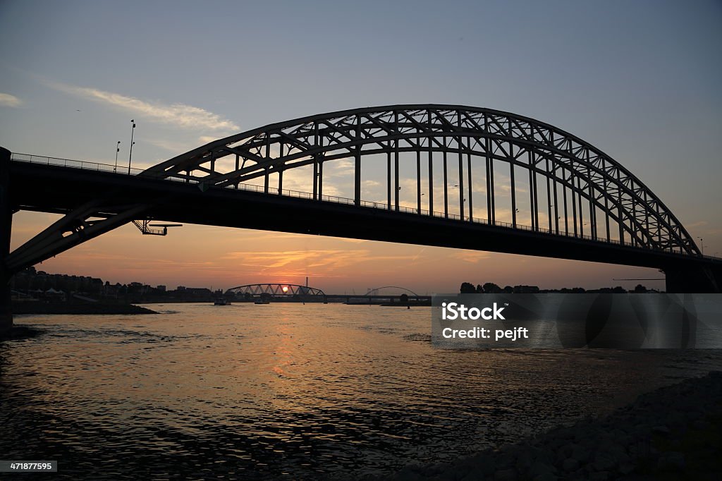 NijmegenCity in Netherlands Ponte rodoviária ao pôr do sol - Royalty-free Ao Ar Livre Foto de stock