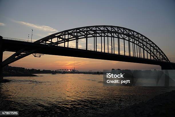 Nijmegencity In Netherlands Ponte Rodoviária Ao Pôr Do Sol - Fotografias de stock e mais imagens de Ao Ar Livre