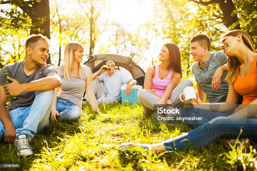 Adolescentes campamento en la naturaleza. - Foto de stock de Adolescencia libre de derechos