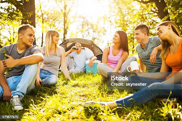 Adolescentes Campamento En La Naturaleza Foto de stock y más banco de imágenes de Adolescencia - Adolescencia, Adolescente, Adulto