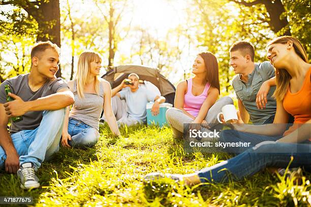 청소년 캠핑 있는 네이쳐향 공원에 대한 스톡 사진 및 기타 이미지 - 공원, 나무, 남성