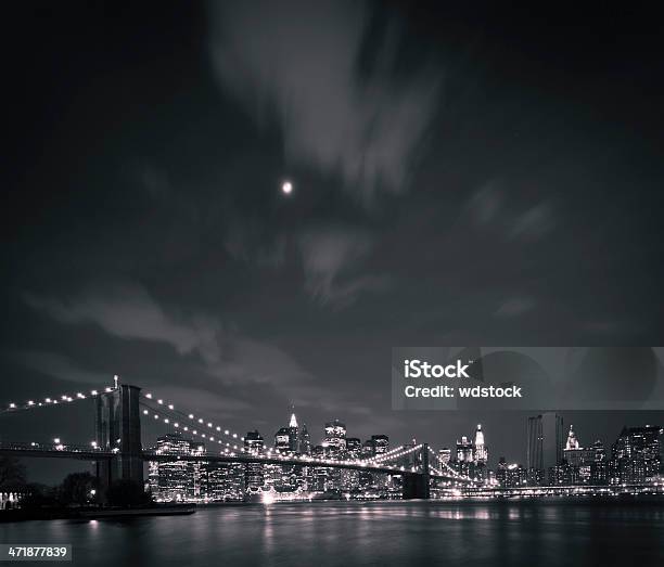 Ponte Di Brooklyn E Manhattan Skyline Luna - Fotografie stock e altre immagini di Acqua - Acqua, Ambientazione esterna, Bianco e nero