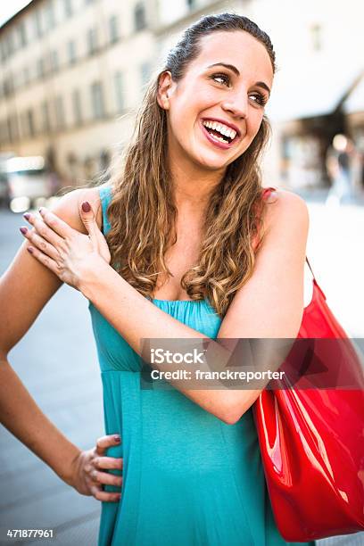 Alegre Mulher Sorridente Na Cidade - Fotografias de stock e mais imagens de 20-29 Anos - 20-29 Anos, Adolescente, Adolescência