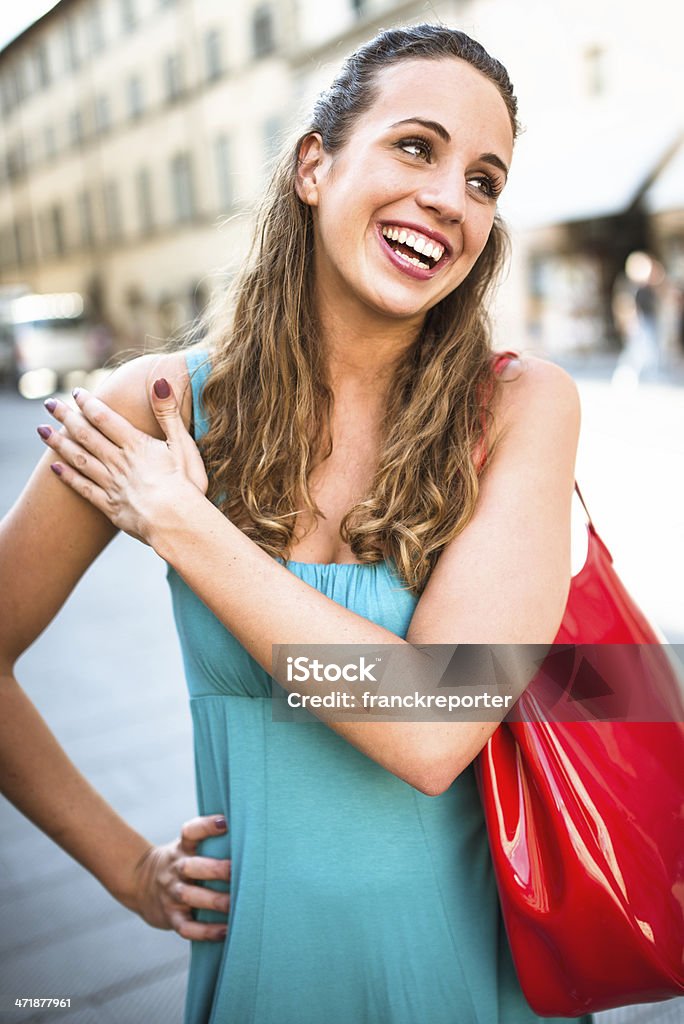 Жизнерадостная женщина улыбаться на город - Стоковые фото 20-29 лет роялти-фри