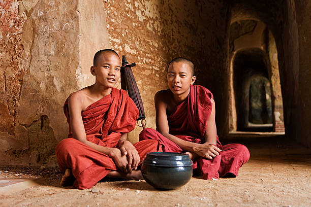 buddyjski mnisi buddyjscy w temple - cambodia bagan archaeological zone indoors color image zdjęcia i obrazy z banku zdjęć