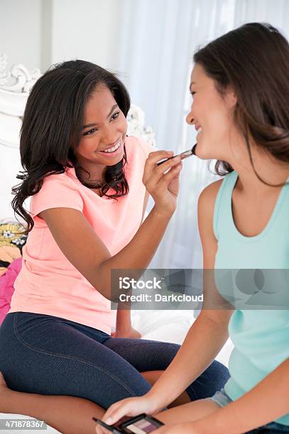 Teenager Auftragen Von Makeup Stockfoto und mehr Bilder von 14-15 Jahre - 14-15 Jahre, 16-17 Jahre, Afrikanischer Abstammung