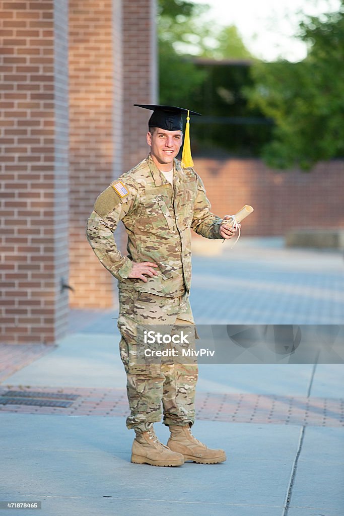 Amerikanische Soldaten mit Abschlussfeier-Mütze - Lizenzfrei Akademischer Abschluss Stock-Foto