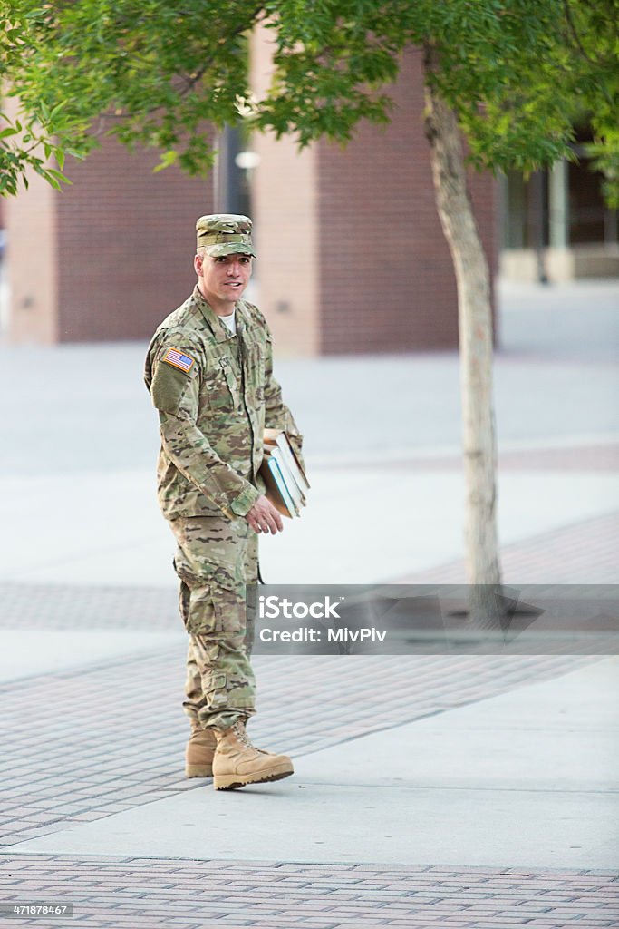 American Soldier con libros - Foto de stock de Ejército libre de derechos