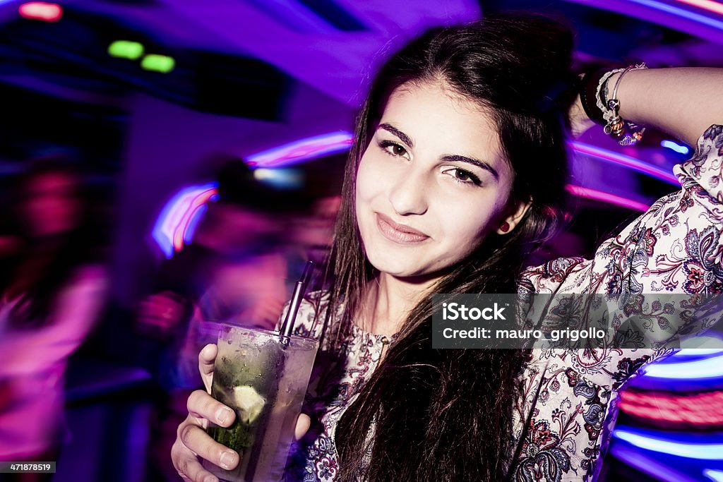 Молодая девушка, танцы в ночной клуб. - Стоковые фото 18-19 лет роялти-фри